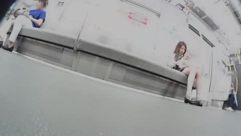 アイドル女子高生のスカートが風でめくれ上がり、パンティが見える