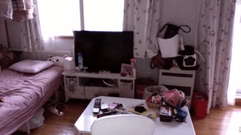 彼女の無垢な娘が酔っ払ってエロチャットで誘惑