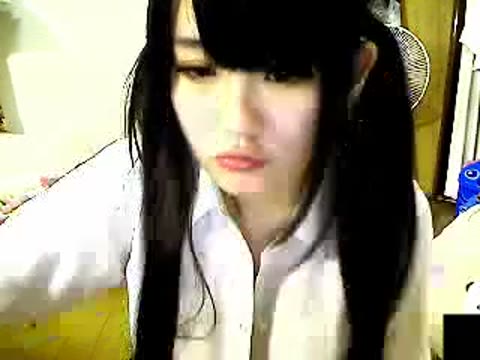 生放送でオッパイを露出する美女