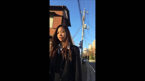 撮影されていることに気づかないおバカな女子高生が、カメラに向かって「Vサイン」