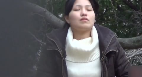 昼間の屋外でセクシーなお尻を揺らす誘惑的な女たち ②