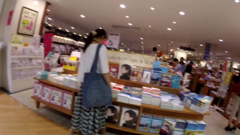 [英雄的行為] 大阪出身のもう一人の可愛い美女 ～ 白いパンティがチラ見えした場所 ～