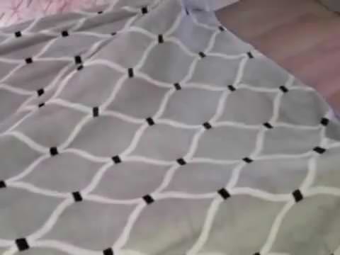 眠っている妹をじっと見つめる