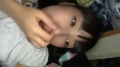 浮き輪に乗った三つ編みの女の子