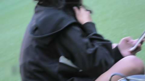 横たわる2人の女子高生の突き出たクリトリスを覗き見