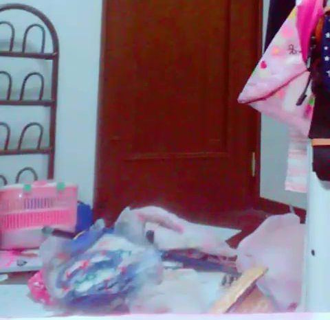 とても美しい女の子！ 誘惑するように徐々にスカートを捲り上げる。結局、全部見せてしまう！