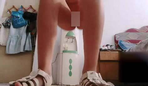 Cちゃん、キッチンで小さなおっぱいとお尻を披露