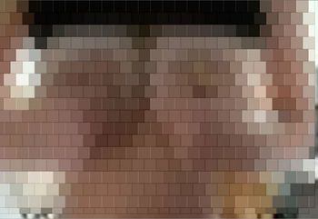 巨乳の女の子が友達と冗談で服を脱いだ動画