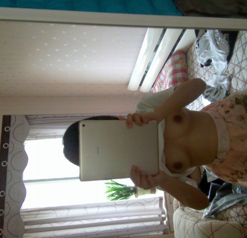 Cカップの巨乳美女によるバスルームからのセルフィー5枚