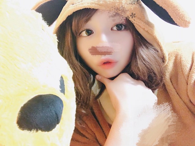 プライベート写真 C：普段着の白いシャツ姿