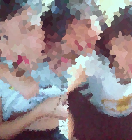 女子高生リ○アが胸を露出