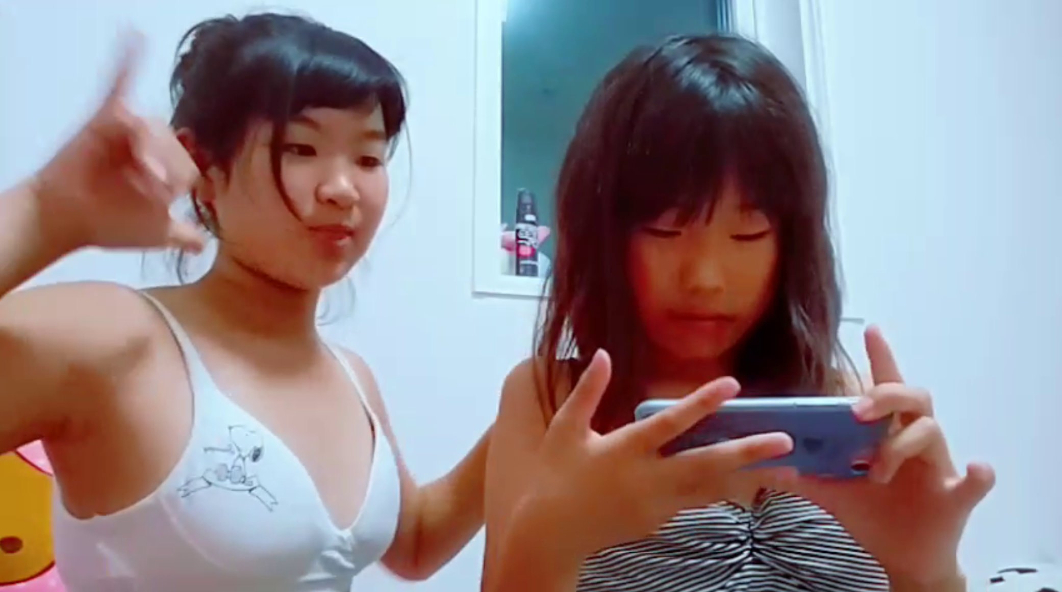 いたずら好きな姉妹二人