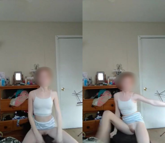 周囲をキョロキョロ見ながら、静かにすべてを見せる