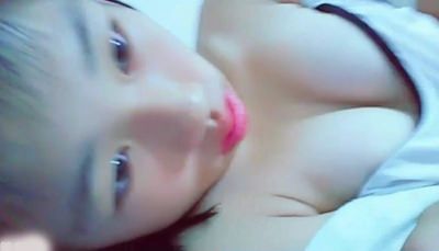 可愛い女の子の胸を愛撫