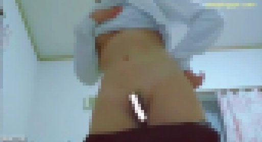 生理中にもかかわらず、全身全霊で挑むメガネっ娘のエロ配信